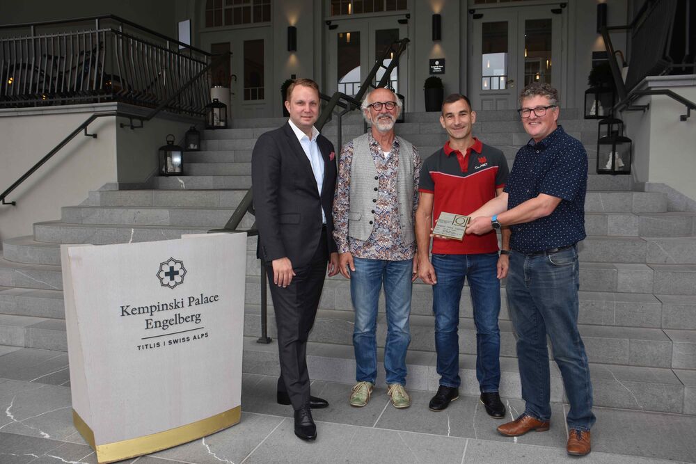 General Manager Andreas Magnus (Kempinski Palace Engelberg) und die beiden Eidg. dipl. Spenglermeister Josef Wey und Tomislav Mesarek (Josef Wey AG) freuen sich über die vom VDSS-Präsidenten René Fasler überreichte Sieger-Plakette der «Goldenen Spenglerarbeit». (Foto: Christian Zeuch, VDSS)